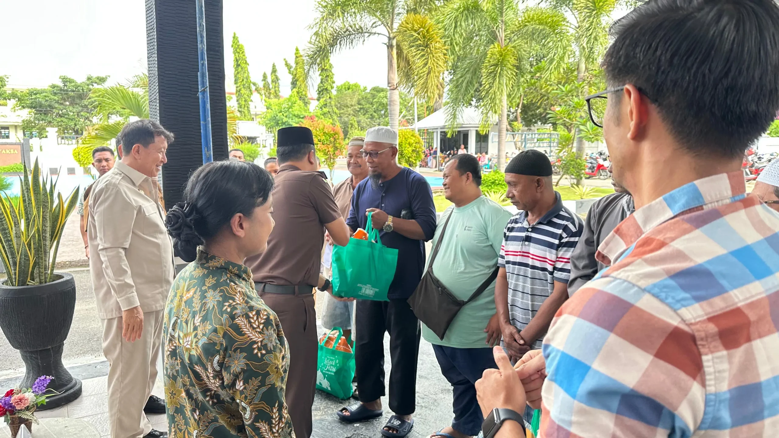 sembako gratis kejaksaan negeri manggarai barat